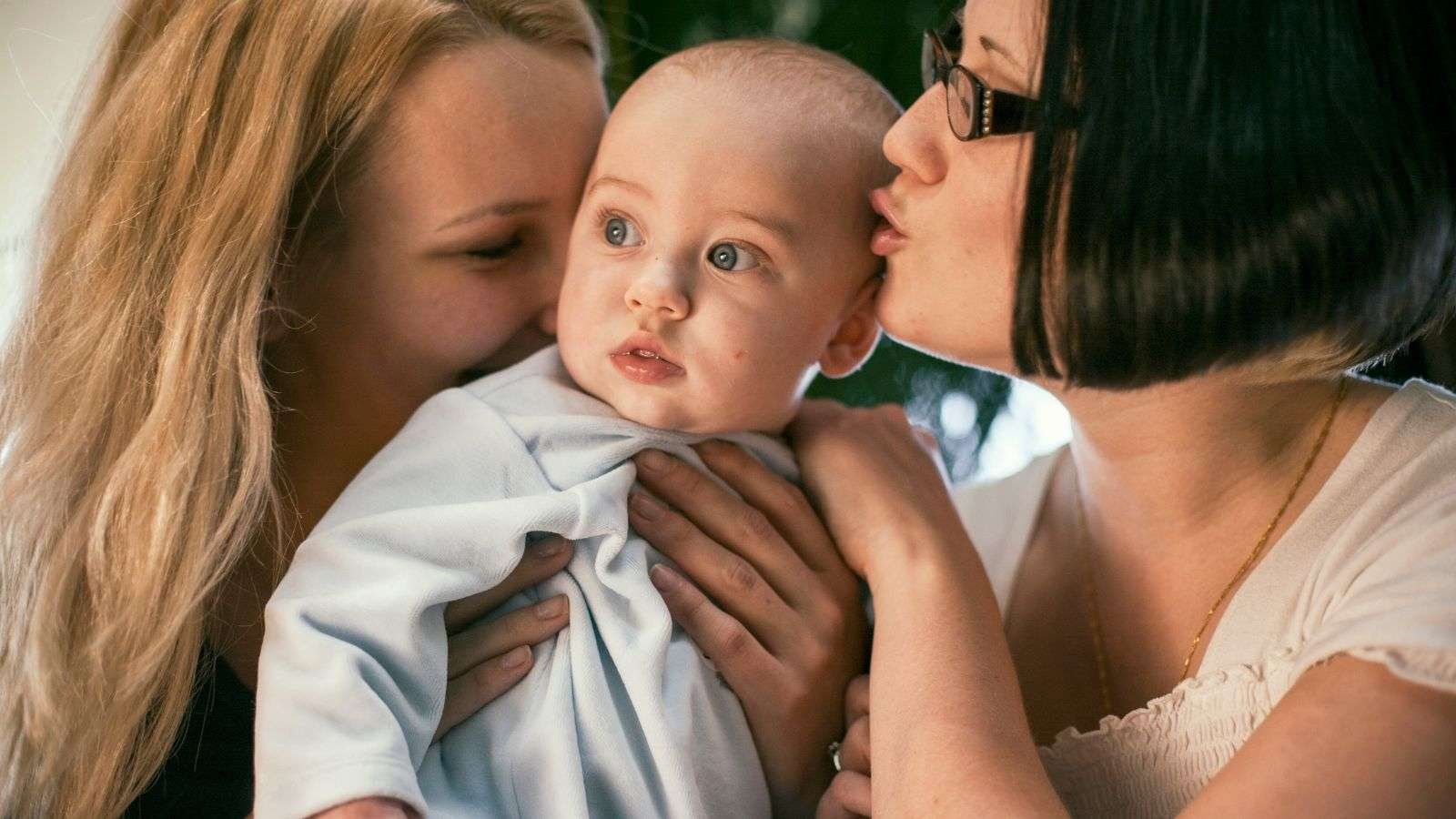 Sentenza storica sulla procreazione assistita: la Corte Costituzionale elimina la discriminazione verso i figli di due madri